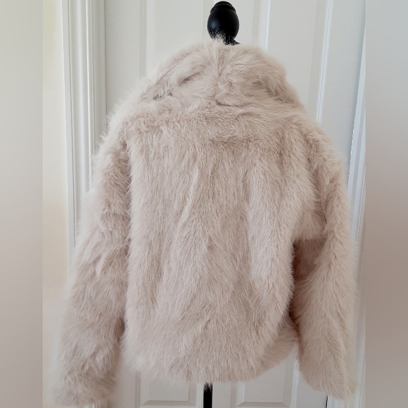 Plush SOERA Cream Faux Fur Loose Stand Collar Jacket, XL (12) - Picture 3 of 4